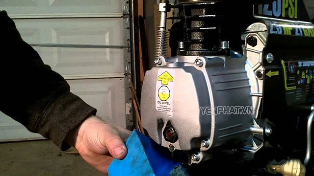 Việc thay dầu bôi trơn cần diễn ra định kỳ để đảm bảo hiệu suất làm việc
