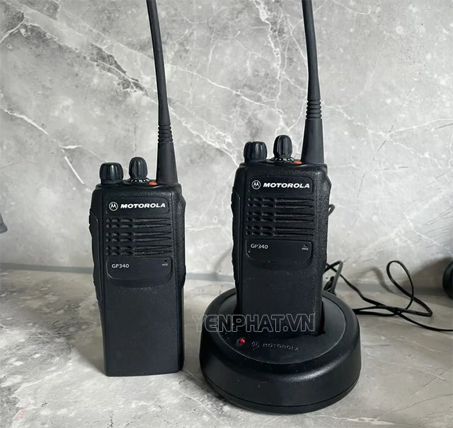 Máy bộ đàm Motorola GP340 UHF và phần đế sạc tiện dụng