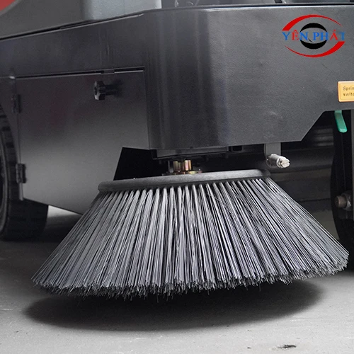 Chổi bên xe quét rác ngồi lái Kumisai KMS 1350E 3