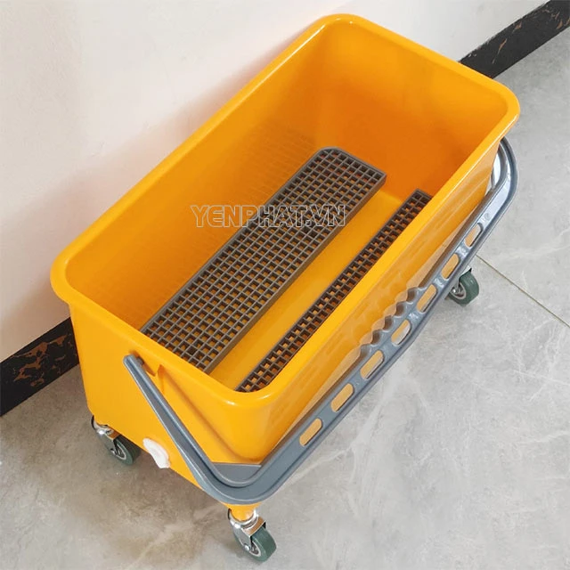 ưu điểm Xe đẩy dọn vệ sinh B042