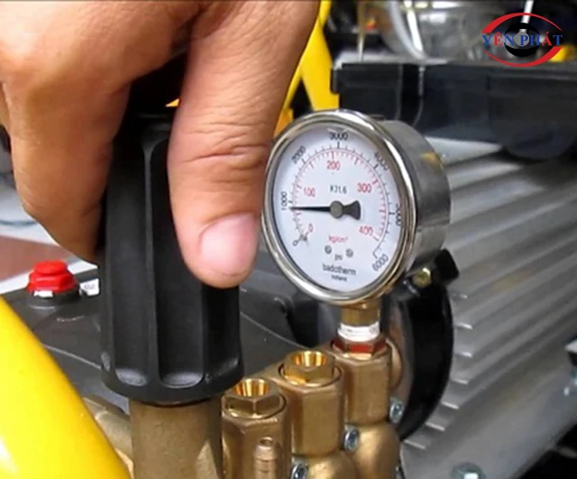 Cụm chỉnh áp máy rửa xe không vặn được