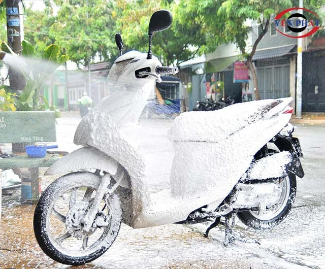 Dùng hóa chất chuyên dụng rửa xe