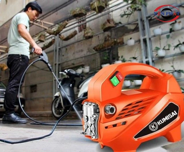 Dùng máy rửa xe để rửa xe máy