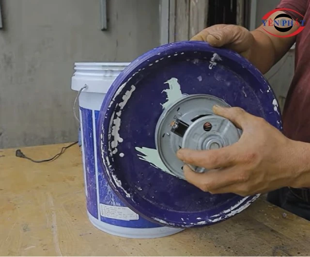 Gắn motor