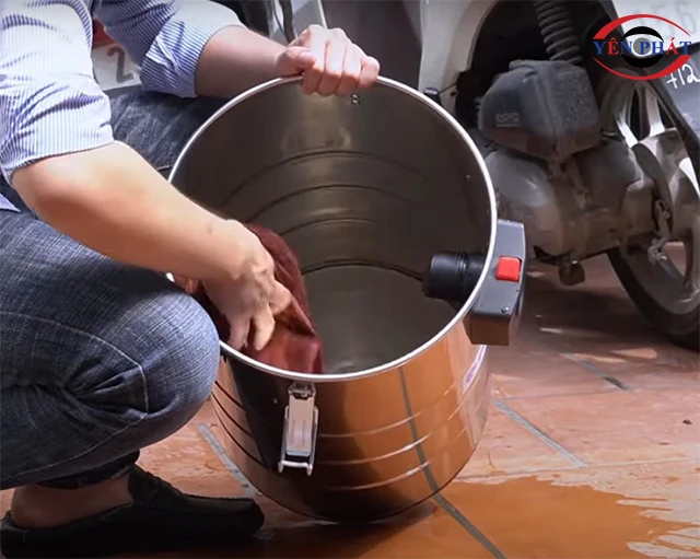 Làm sạch thùng chứa máy hút bụi