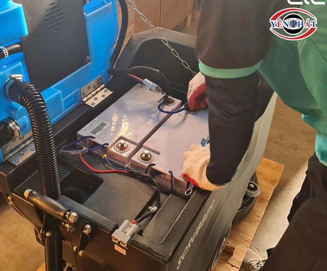 Kiểm tra pin máy chà sàn