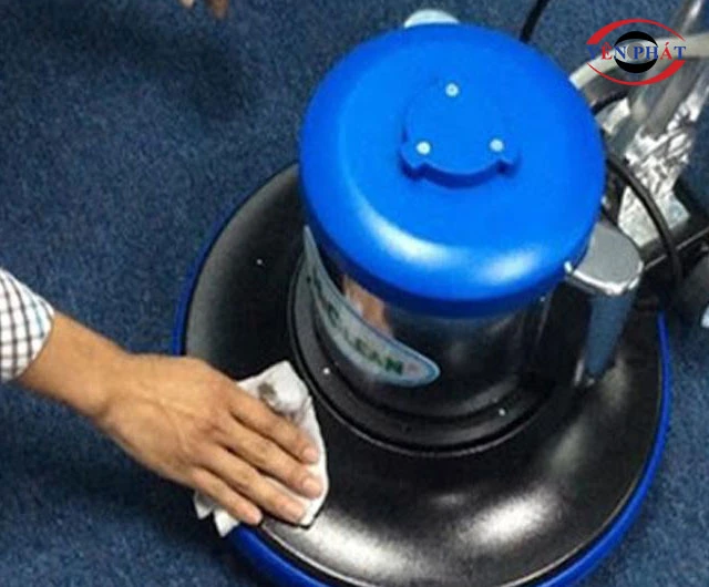 Lau các bộ phận ngoài máy