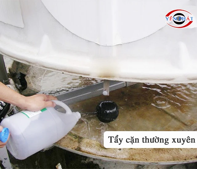 Tẩy cặn tháp thường xuyên