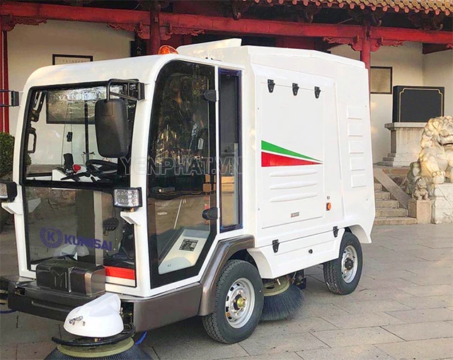 chổi Xe quét rác ngồi lái Kumisai KMS-2000-M (Pin Lithium)