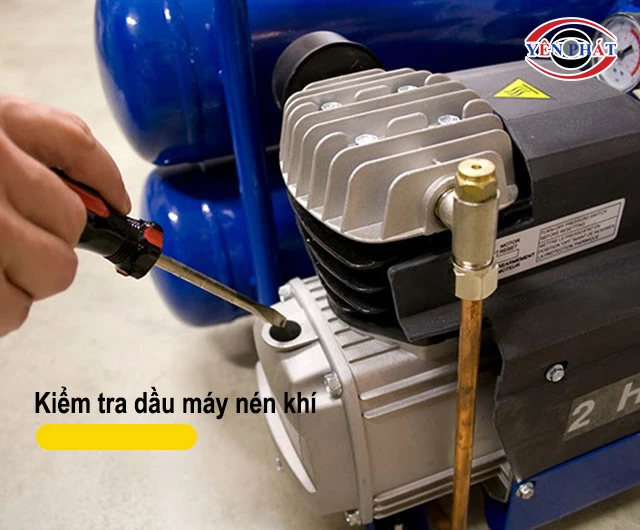 kiểm tra dầu máy nén khí