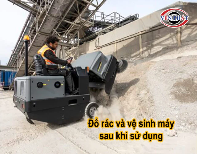 đổ rác và vệ sinh xe sau khi dùng