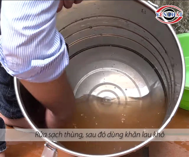 vệ sinh thùng chứa máyn hút bụi