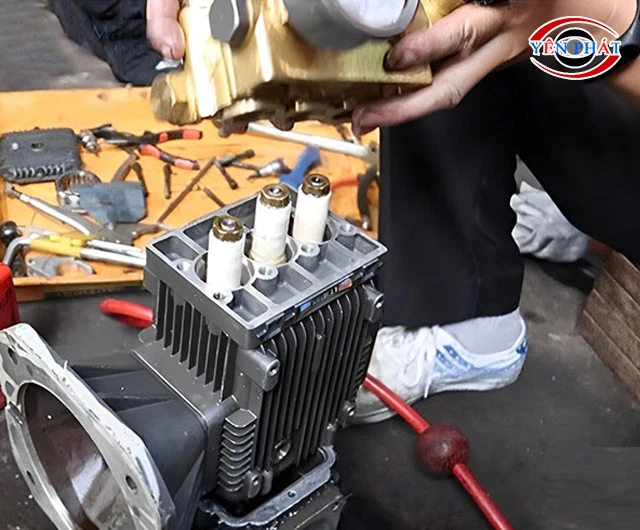 Lắp piston đúng vị trí