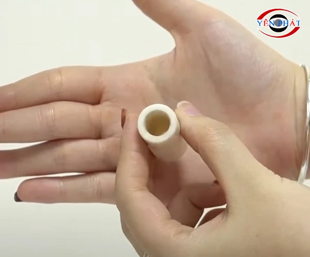 Chất liệu sứ cao cấp, chống chịu tốt