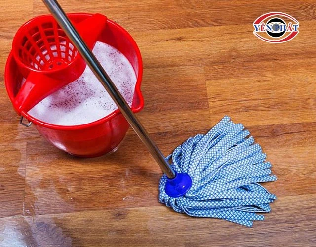 Pha hóa chất lau sàn 