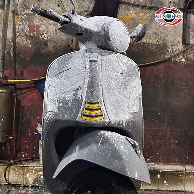 rửa xe Vespa