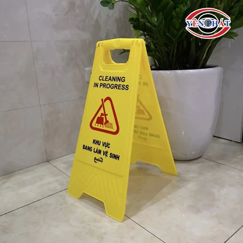 Biển cảnh báo khu vực đang làm vệ sinh 3