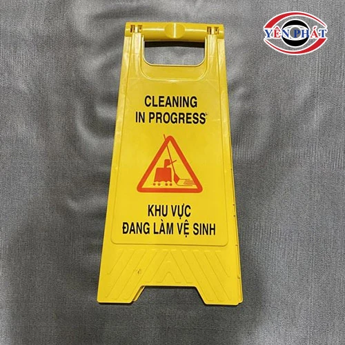 Biển cảnh báo khu vực đang làm vệ sinh 4