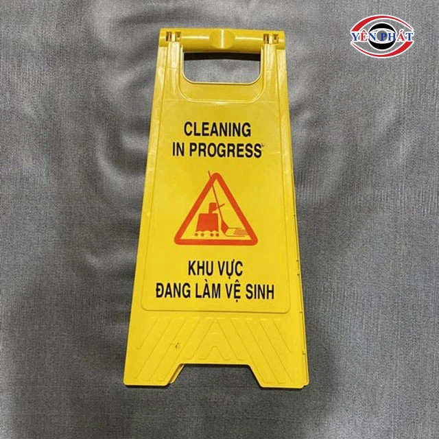 Biển cảnh báo khu vực đang làm vệ sinh