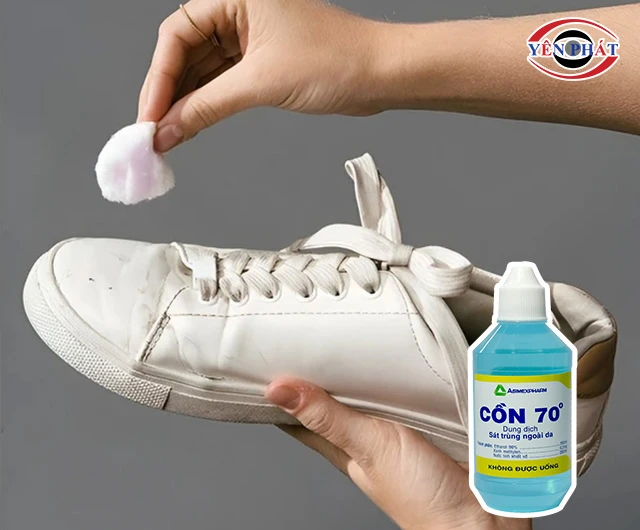 thấm cồn lên giày