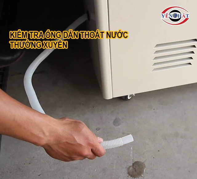 kiểm tra ống dẫn nước của máy hút ẩm