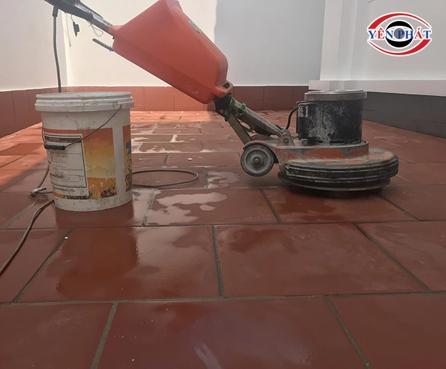 Cách vệ sinh sàn gạch đỏ xỉn màu bằng máy chà sàn 