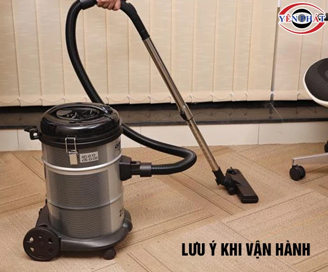 dùng máy hút bụi công suất lớn Electrolux