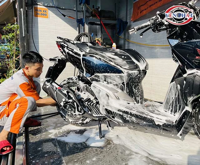 rửa xe ngoài tiệm
