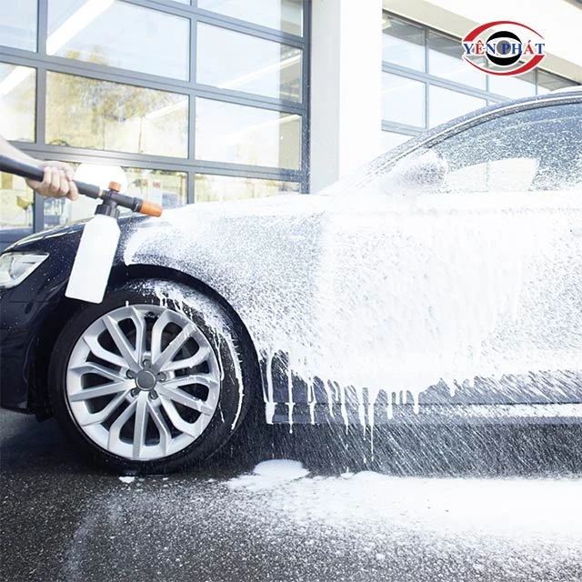 dùng bình xịt bọt tuyết khi rửa xe