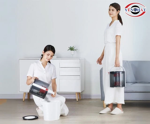 Đổ hết rác sau khi sử dụng máy thổi hút bụi