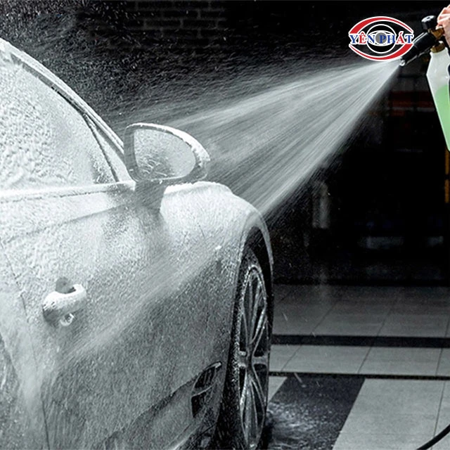 xịt nước rửa xe bọt tuyết lên xe