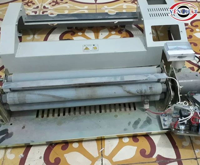 Sửa máy ép plastic bị kẹt giấy