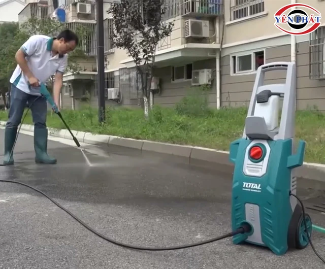 Sử dụng máy rửa xe Total