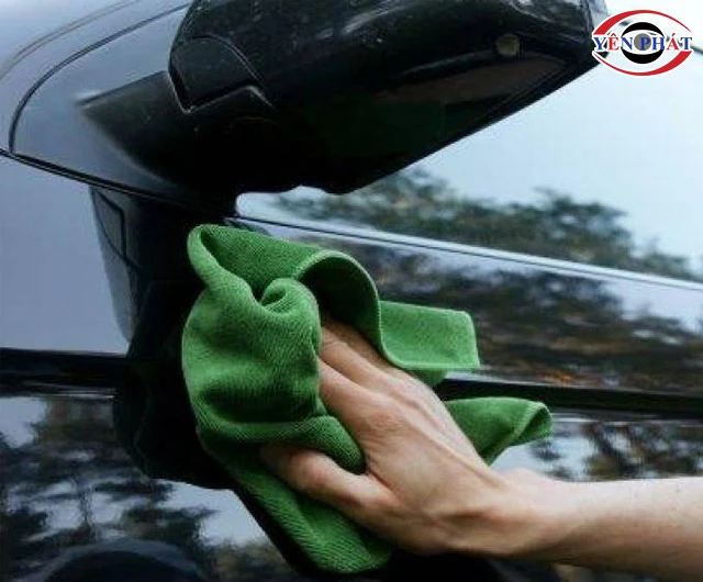 Cách rửa xe ô tô lau khô xe