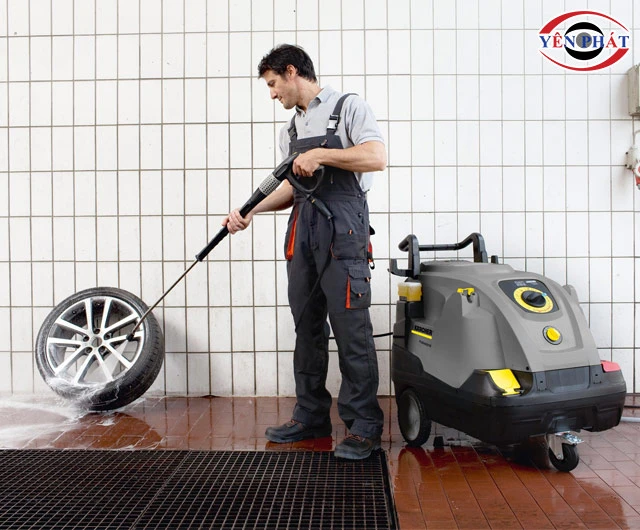 Ứng dụng máy phun rửa xe ô tô áp lực cao Karcher HDS 8/17C 1 