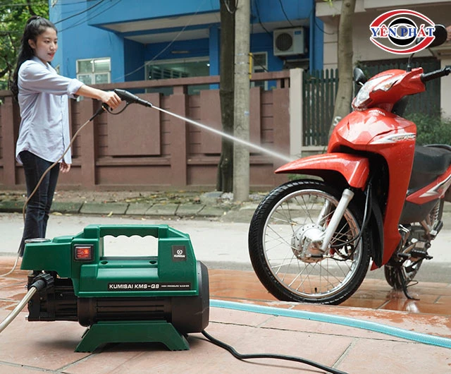 Xịt nước toàn bộ thân xe máy