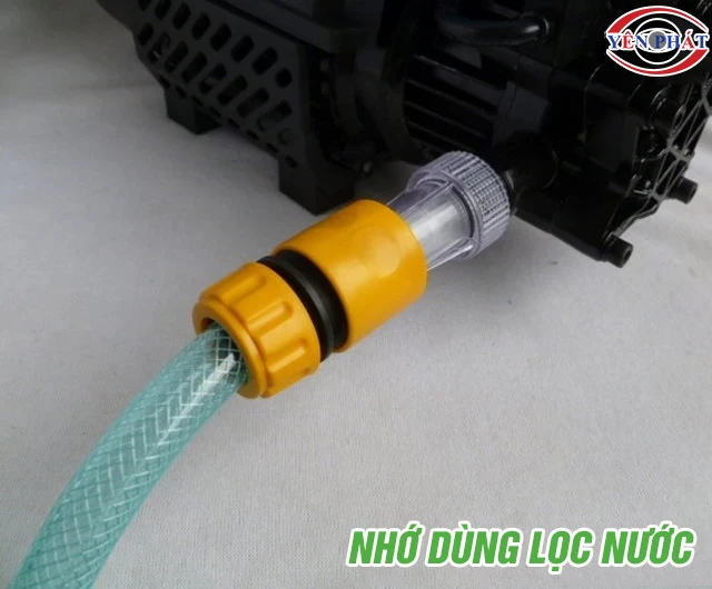 Dùng máy rửa xe Chisu