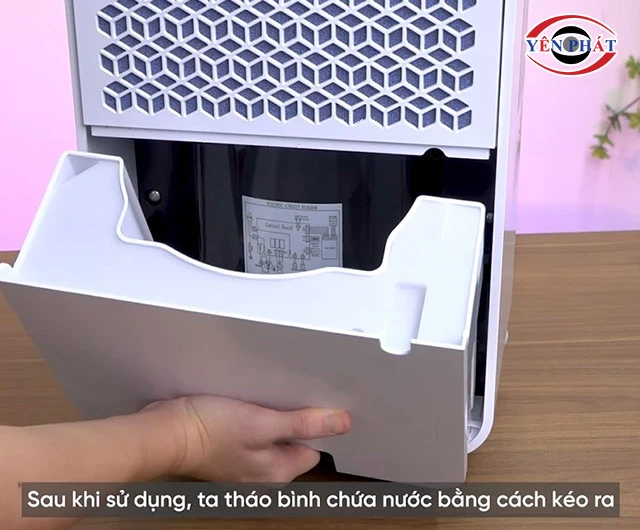 tháo bình chứa nước cho máy hút ẩm Ultty