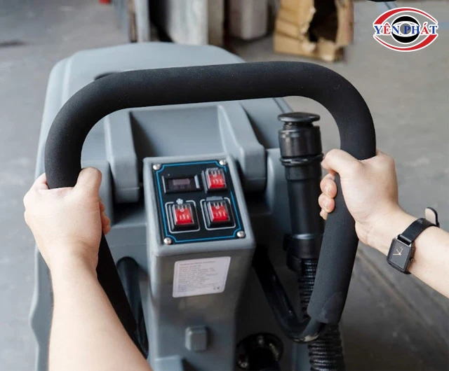 Điều khiển máy chà sàn pin