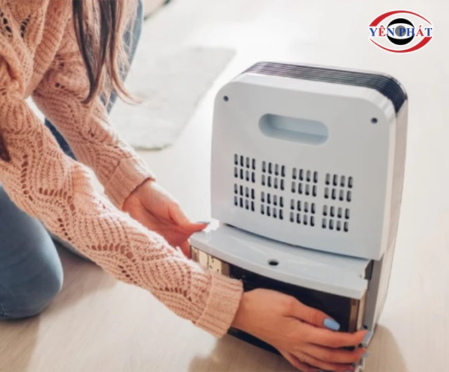 vệ sinh bình chưa nước của máy hút ẩm 16L