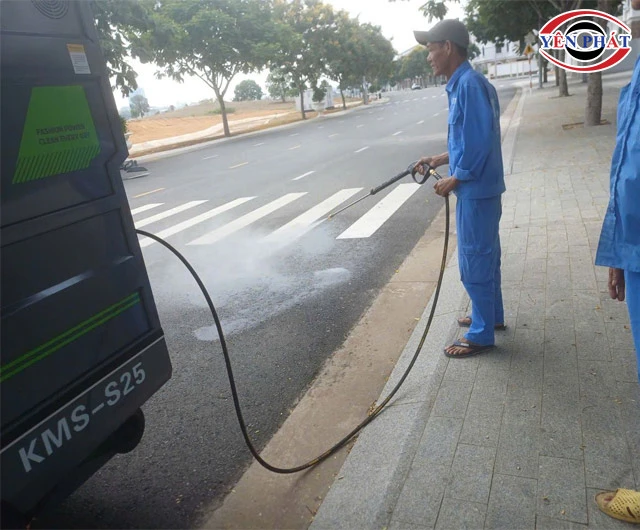 Xe quét rác ngồi lái Kumisai KMS25 có thể xịt nước