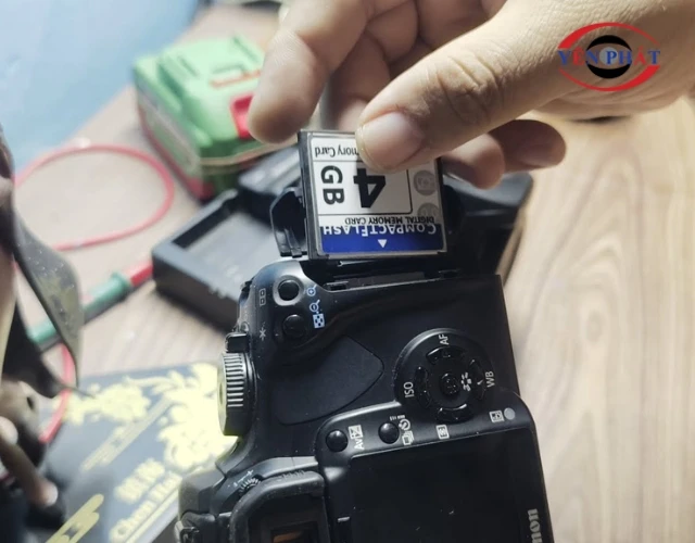 Tháo pin và thẻ nhớ máy ảnh sau khi dùng xong