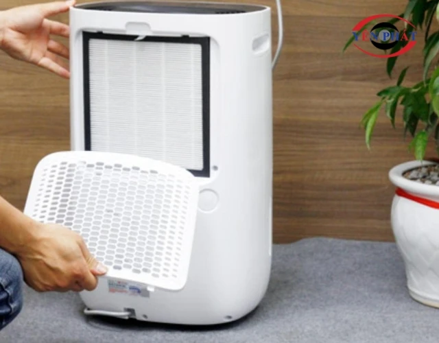 Tháo rời các bộ phận khi vệ sinh máy hút ẩm