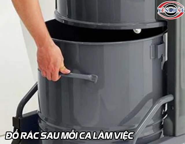 đổ rác sau mỗi ca làm việc