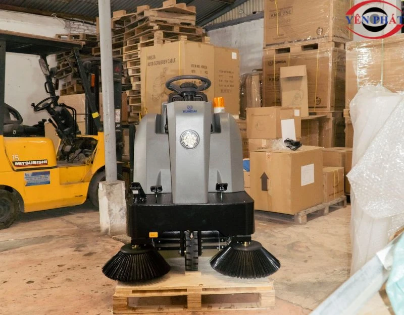 Xe quét rác công nghiệp ngồi lái Kumisai KMS S4 6