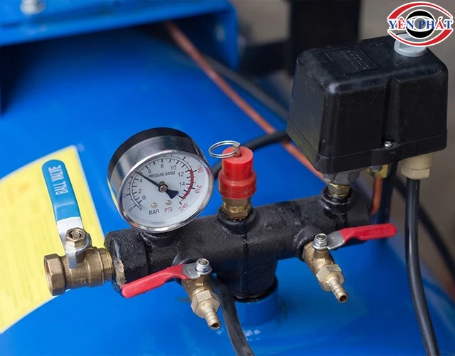 đồng hồ đo áp và van máy nén khí Aramco W-0.9/8-200L