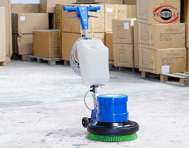 chuẩn bị và kiểm tra máy chà sàn tạ