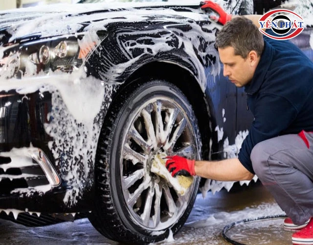 Vệ sinh hốc bánh xe và gầm xe