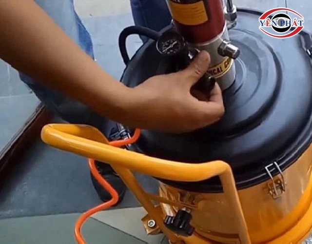 điều chỉnh áp suất và tiến hành bơm