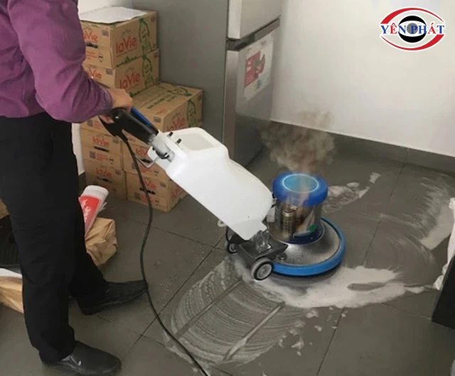 dấu hiệu máy chà sàn có mùi khét